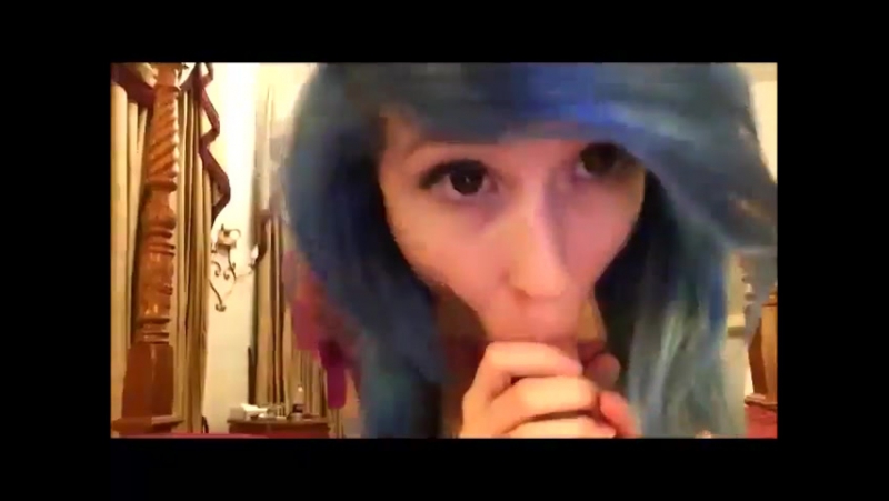 Синеволосая неформалка сосет член