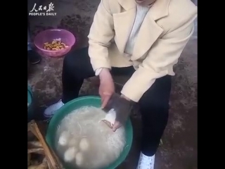 Chinese granny shows off her badass potato slicing skills