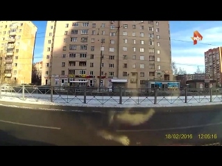 Парень пытался научить свою девушку водить