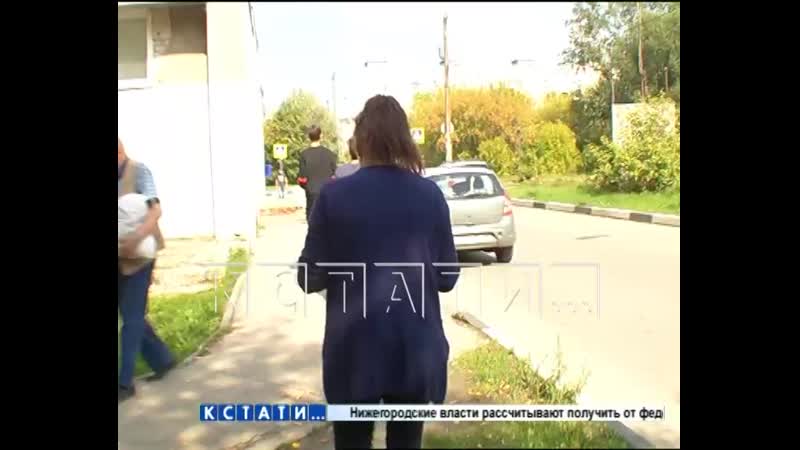 Девочки организовали молодые банду и толпой издеваются над теми кто слабее