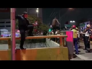 Mexican policeman avoids porn attempt on a bridge