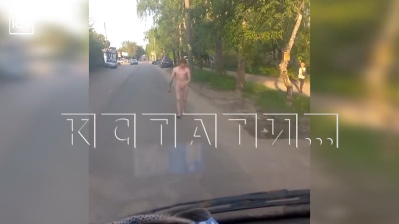 Чтобы унять голого мужчину разгуливающего и не только по улице, бабушки вылили на него ведро ледяной воды