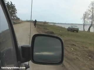 Молодая студентка в такси