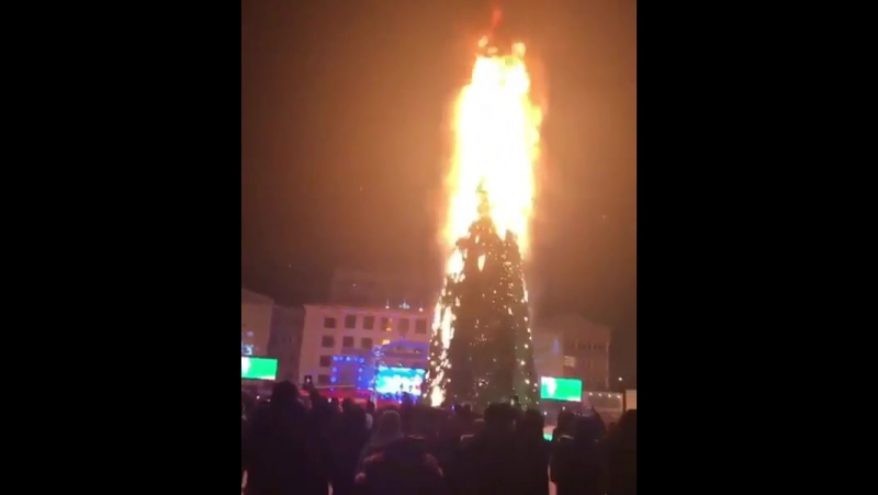 Елочка гори🎄 новый год 2018 😑😂 годный видос