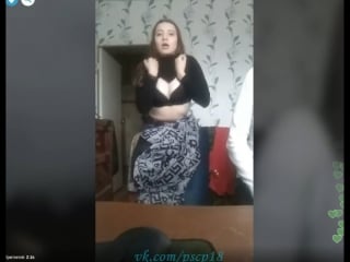 Молодые девушки поднимают майки и показывают грудь в лифчиках periscope перископ