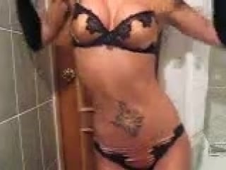 Эрика кишева танцует в ванне