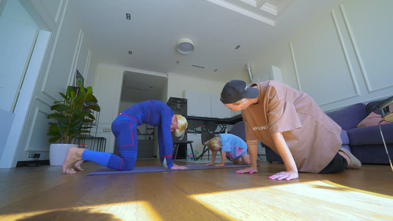 Мама и папа поменялись телами на 24 часа! (плохая идея )