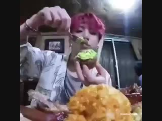 Гуки кушает ням ням