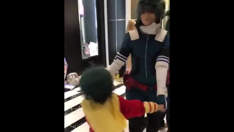 Милота на аниме фесте взрослый и маленький изуку мидория