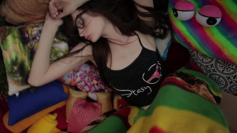 Очкастая porn video – Очкастая голожопка сосет пальчики