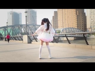 Девушка в косплее танцует в разных местах шанхая