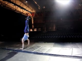 Kai hou amazing chinese acrobat