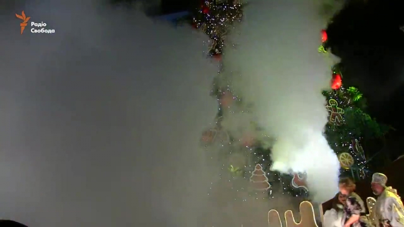 У києві засяяла новорічна ялинка із цукерками