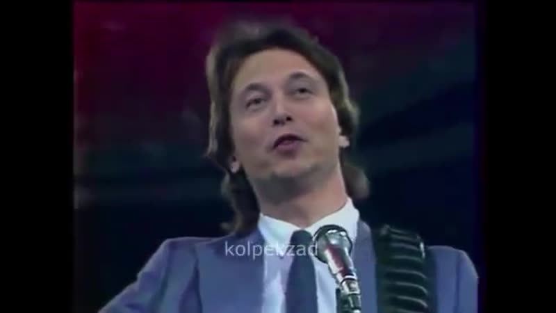 Илон маск трава у дома (deepfake)