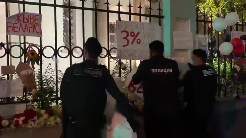Полиция срывает плакаты с посольства беларуси в москве