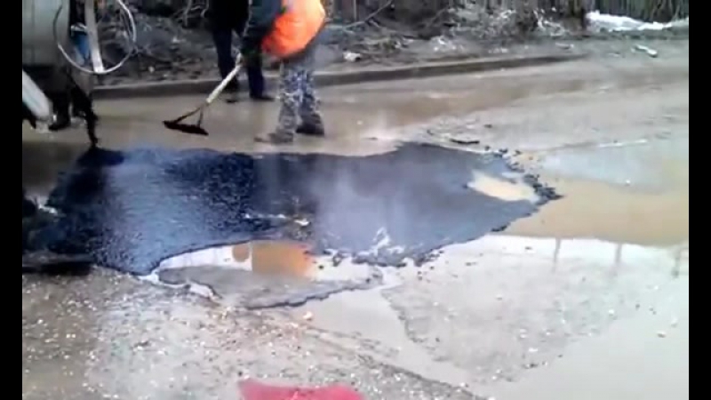 Асфальт кладут прямо в лужу