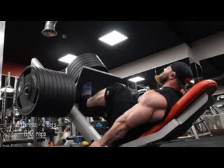 James hollingshead trains legs & biceps