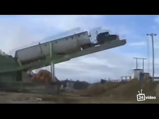 Интересный способ разгрузки фуры