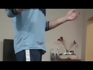 Папич жестко садится на шпагат(dildo) mp4