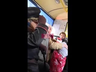 Только уличные драки неистовый бой двух бабушек за место в маршрутке