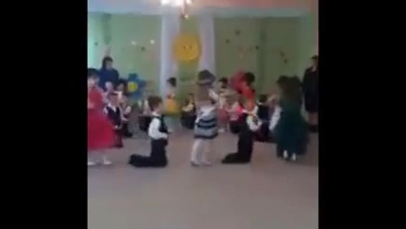 Утренник в молодые саду на 8 марта 2018 (украина) (очень веселое видео ) mp4