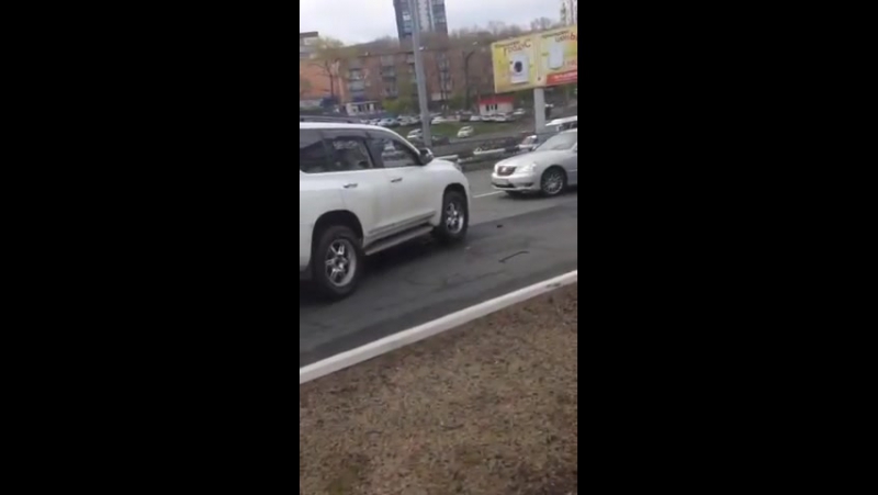 На крузаке по встречке едит