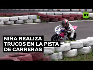 Niña demuestra habilidades extraordinarias en carreras de motos en china