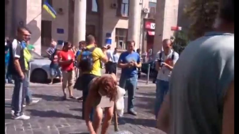 Активісти майдану зірвали прикраси жінки яка втратила свідомість