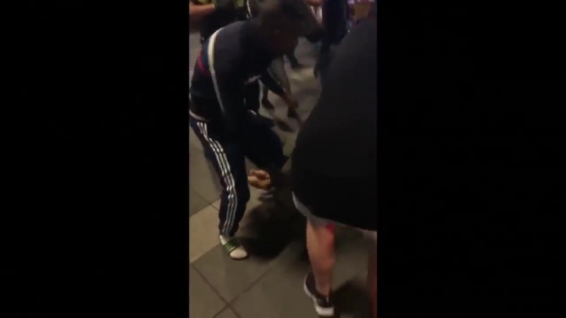 Чернокожий парень заступился за русскую девушку