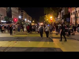 A blm leader is encouraging this crowd of protesters to fight the dc cops on the frontlines