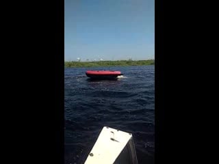 Спасатели ловят бешеную лодку