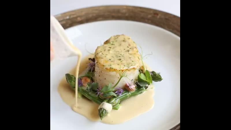 Incredible cornish cod with asparagus, peas, wild garlic, girolles and vin jaune @petrusrestaurant !