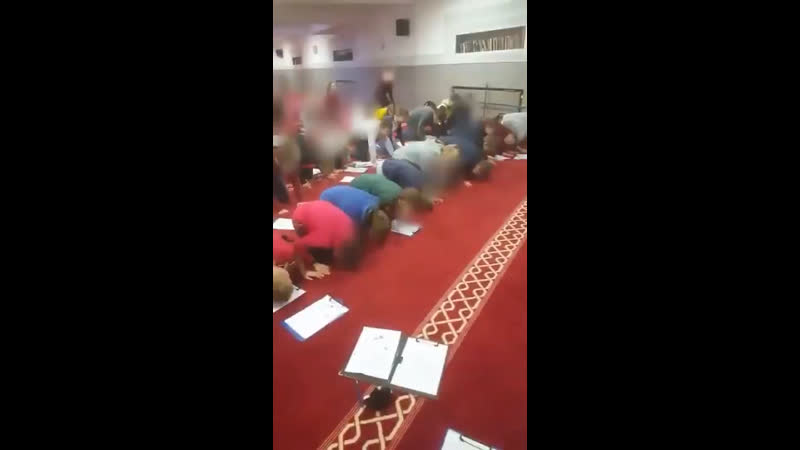 Бельгийские молодые молятся аллаху