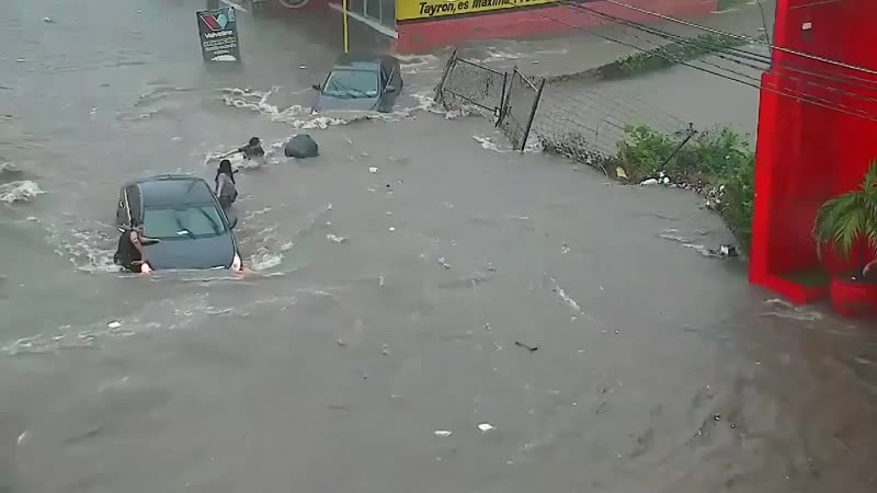 18 летнюю девушку затянуло в сливной коллектор(мексика)