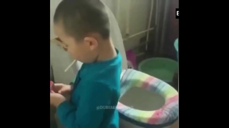 Малого спалили в туалете