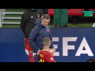 Thomas meunier doing an impression of jordan henderson winning the penalty