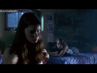 Джессика паре (jessica paré) в лифчике в фильме "вас не догонят" (lost and delirious, 2001, леа пул)