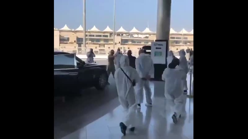 Конор с сыном прибыл в абу даби