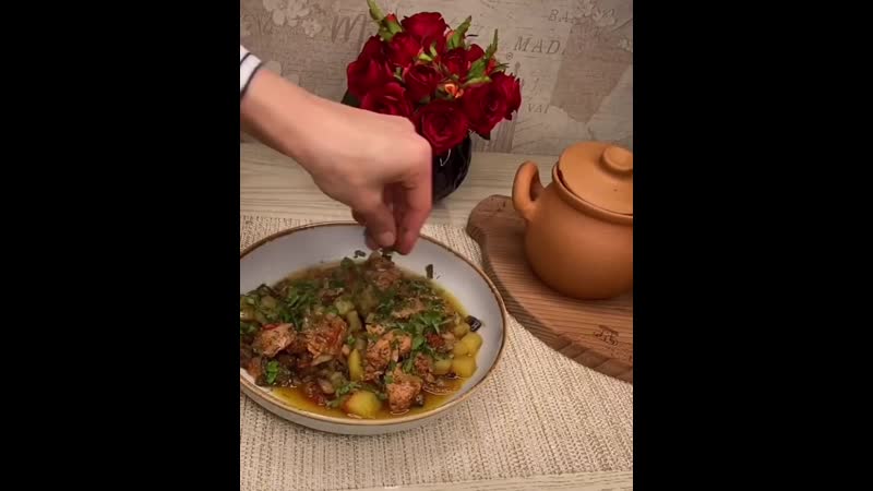 Курица с овощами в горшочках