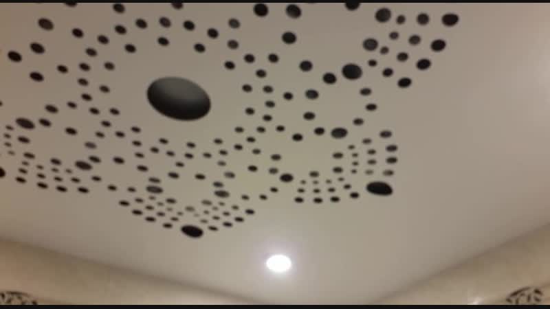 Резной натяжной потолок в ванной комнате