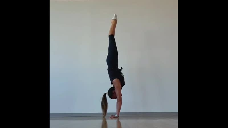 Handstand porn video – Iana suiarko handstand hold 😉