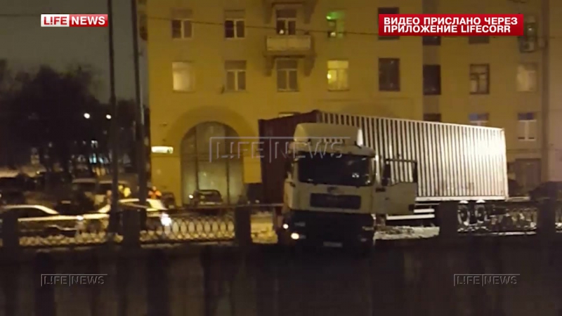 Фура повисла над рекой, пробив ограждение набережной