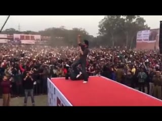 Shah rukh khan performs "main tera fan ho gaya" at hansraj college in delhi
