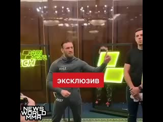 Первая бутылка полетела в конора