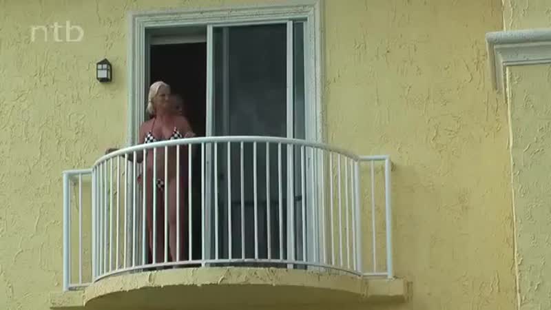Fantasias cuckold esposa de corno fudendo com macho comedor na varando do hotel