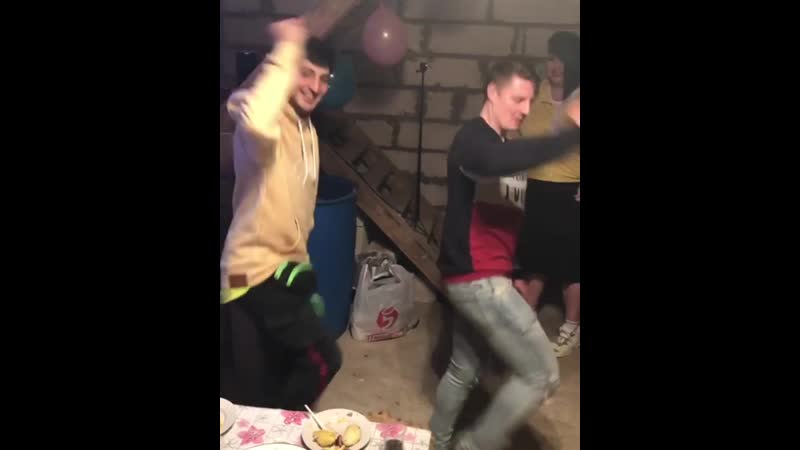 Йося зажигает с парнем в гараже