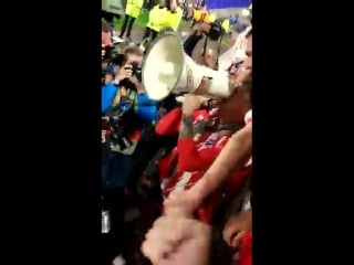 Fernando torres signing “te quiero atleti” with the fans after winning the europa league