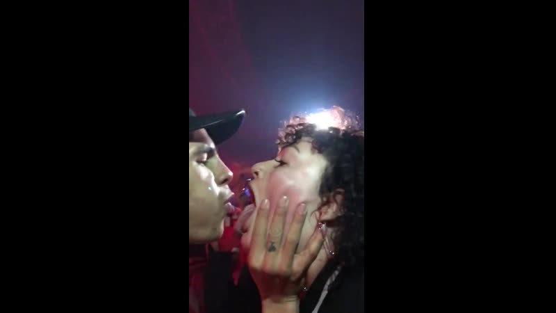 Slowthai плюнул в рот фанатке