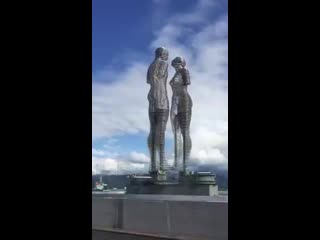 Engineering discoveries a statue in georgia, every evening 7pm they come together to be one statue! mp4