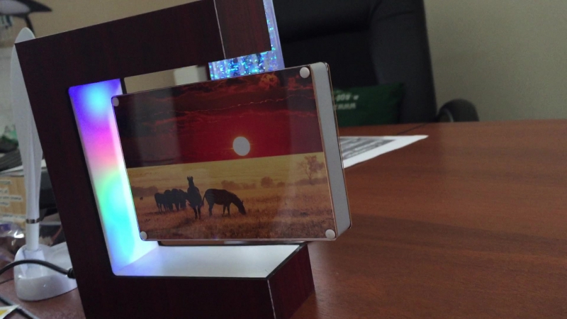 Парящая в воздухе фоторамка